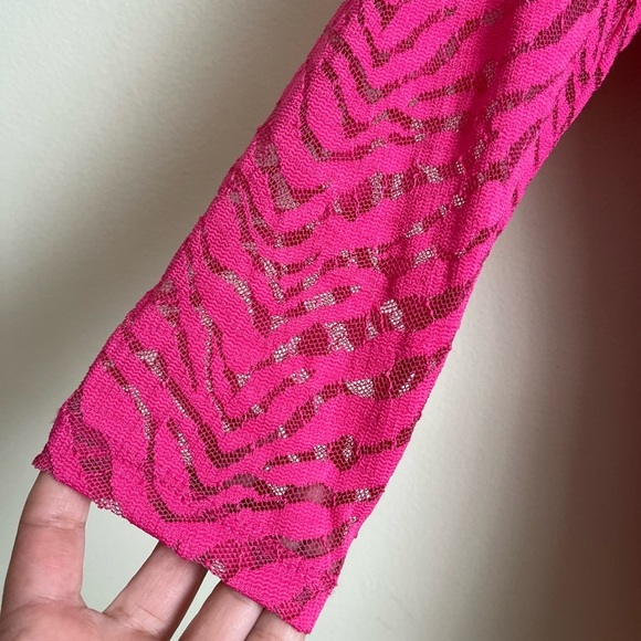 STRETCHY lace top in EUC - Picture 4 of 7